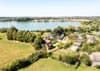 Drohnenbild von Klocksdorf. In der Mitte ist das Ferienhaus. Im Hintergrund der Röggeliner See